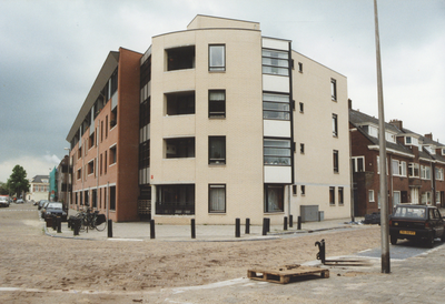 605930 Gezicht op de nieuwbouwhuizen op de hoek van de Busken Huetstraat (links) en de Rhijnvis Feithstraat te Utrecht.